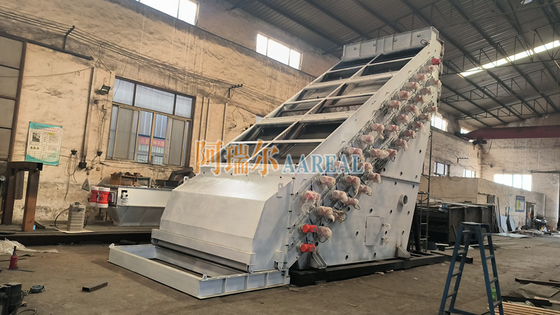 3000*9000mm 1~3 Güvertesi Büyük Kapasite 30~50 TPH Yüksek Frekanslı Ekran Sinek Kırmızı Kum için titreşimli Sivre Düzgün olmayan motorlar veya ağ temizliği için elektromanyetik titreşicilerle