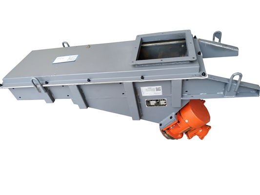Yüksek verimlilikli süspansiyon montajı motor titreşimli besleyici makine basit kompakt yapı